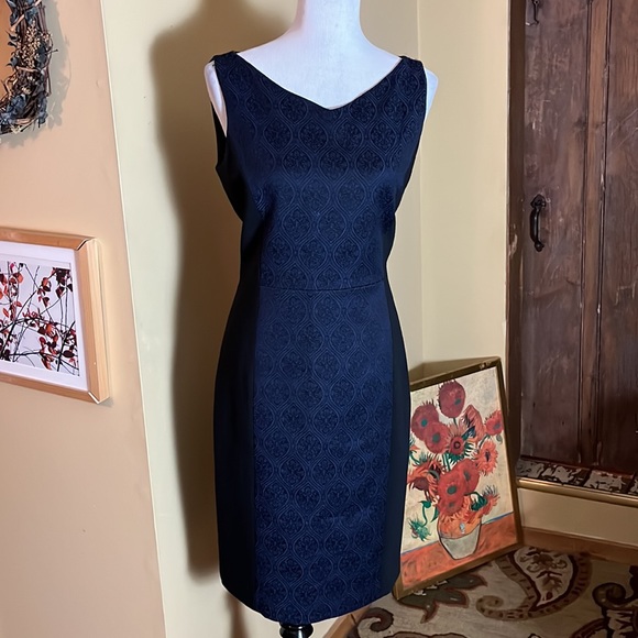 TAHARI Size 10 TRISTA Sheath DRESS  
V-Neck Textured Navy/Black Dress $329 NEW - Picture 1 of 16